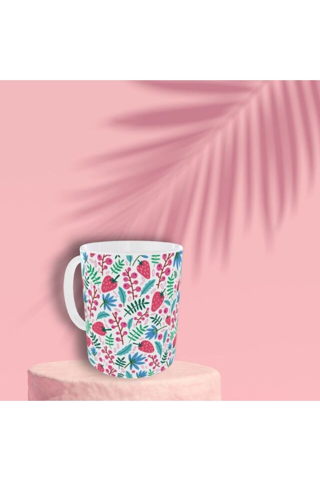 PASTEL RENKLİ ŞİRİN ÇİLEK DESENLİ TASARIM KUPA