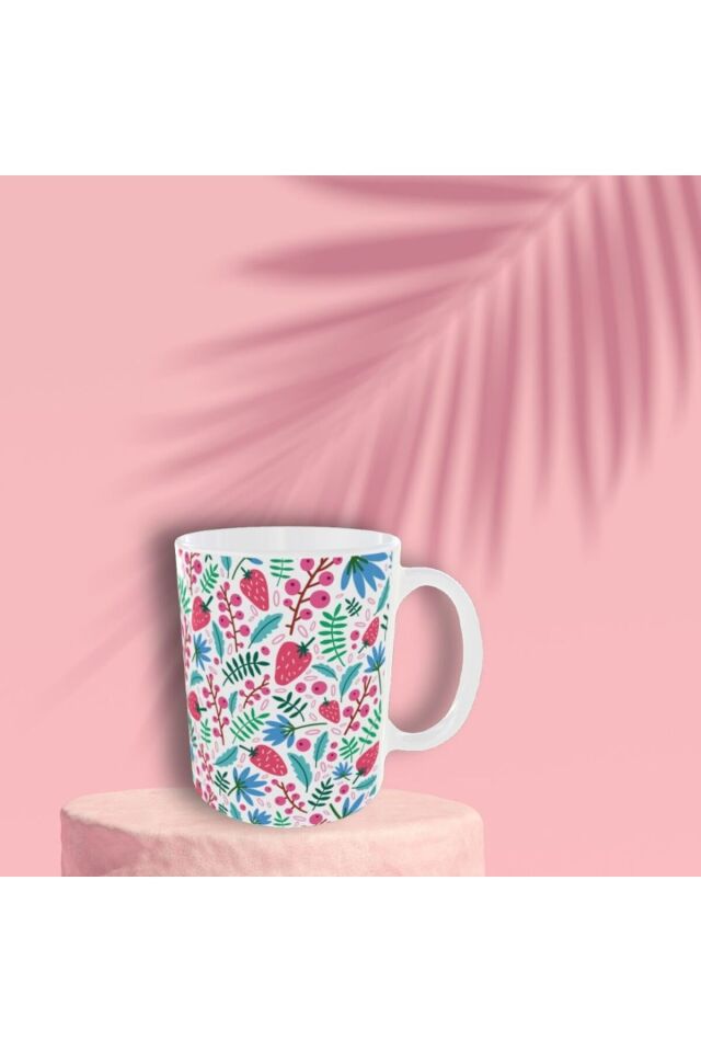 PASTEL RENKLİ ŞİRİN ÇİLEK DESENLİ TASARIM KUPA