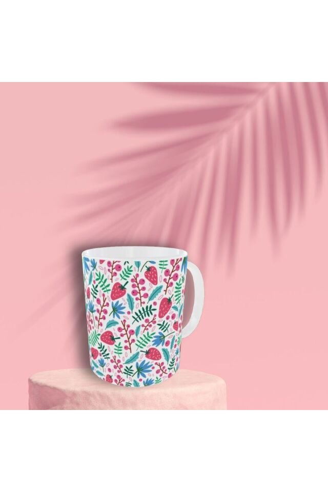 PASTEL RENKLİ ŞİRİN ÇİLEK DESENLİ TASARIM KUPA