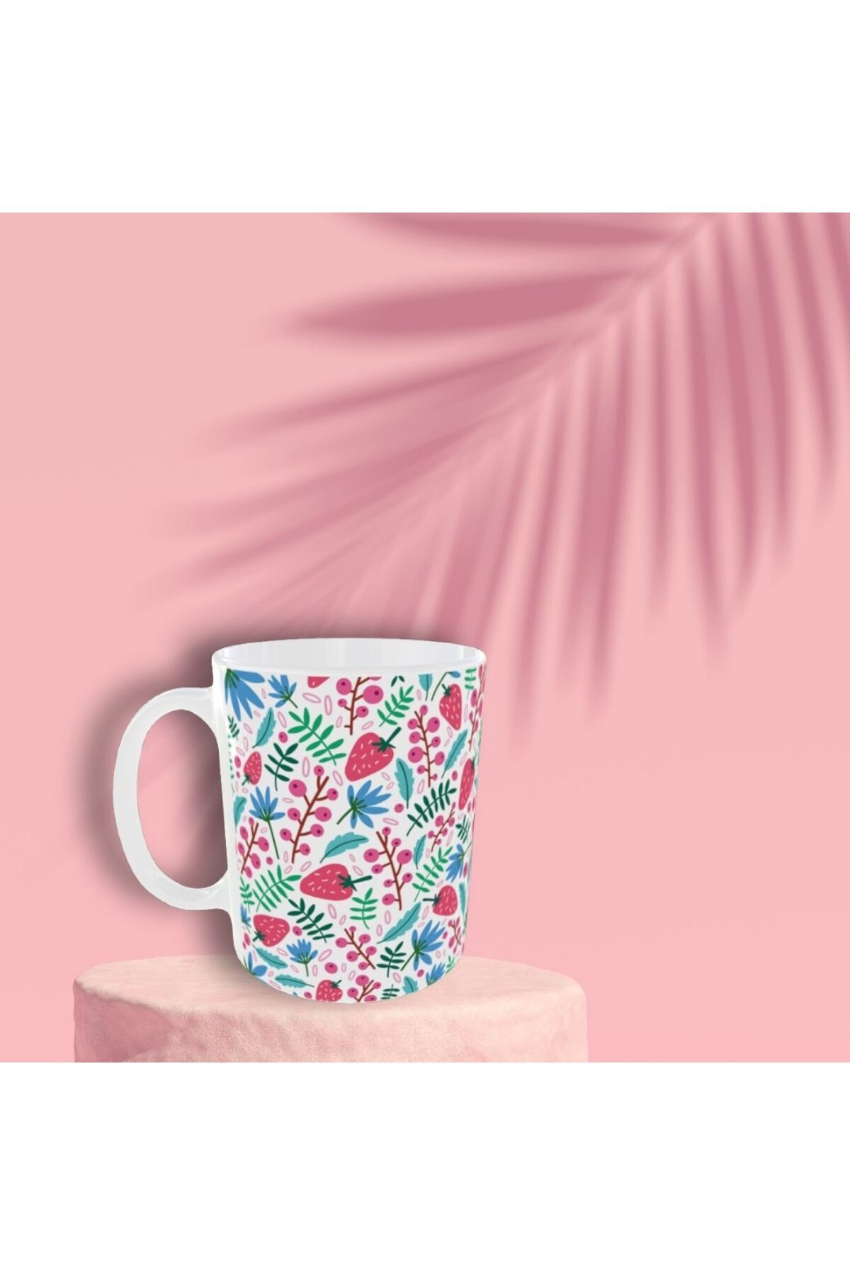 PASTEL RENKLİ ŞİRİN ÇİLEK DESENLİ TASARIM KUPA