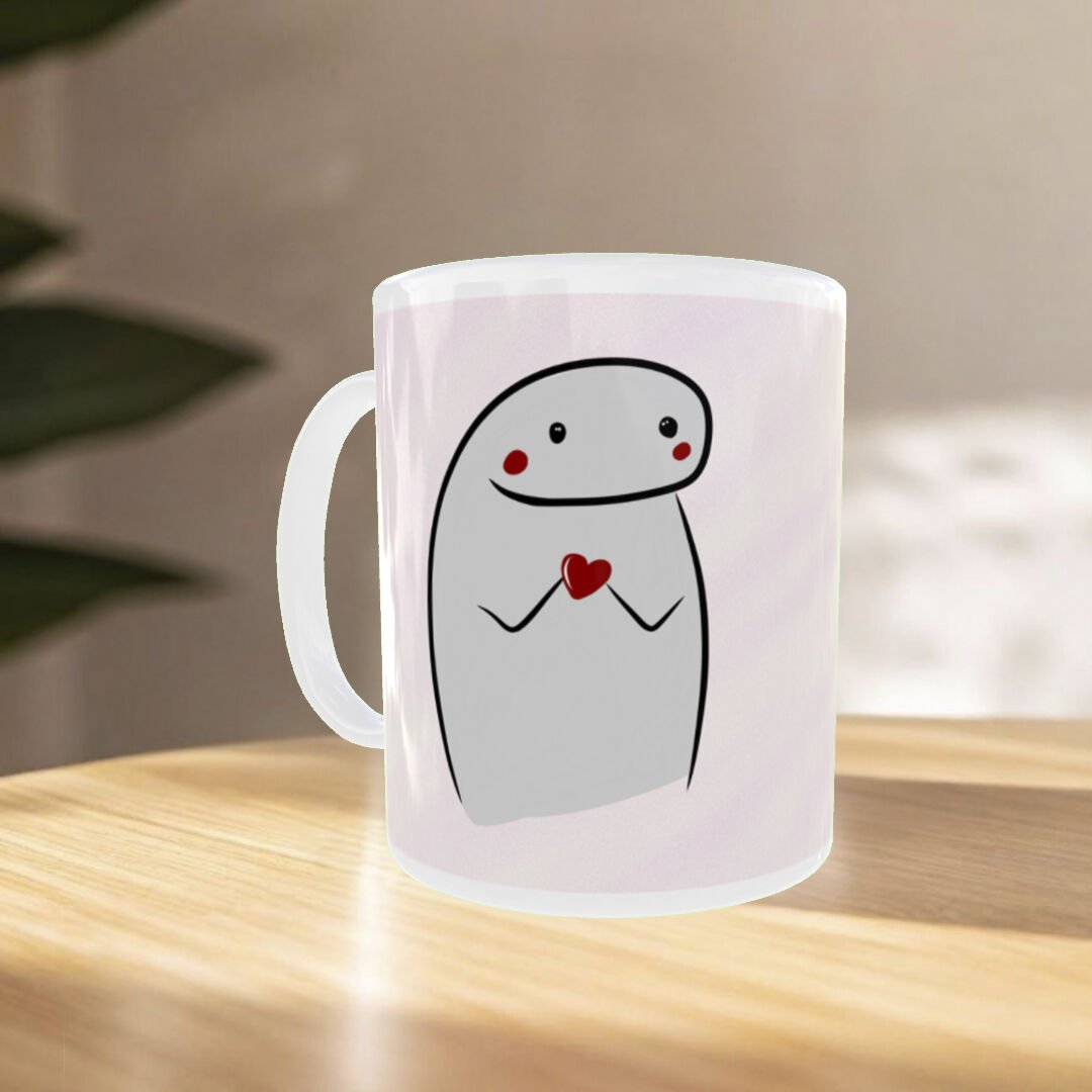Sevimli Kalp Tutan Karakter Tasarımlı Porselen Kupa  Minimal Romantik Hediye