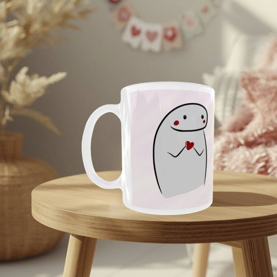 Sevimli Kalp Tutan Karakter Tasarımlı Porselen Kupa  Minimal Romantik Hediye