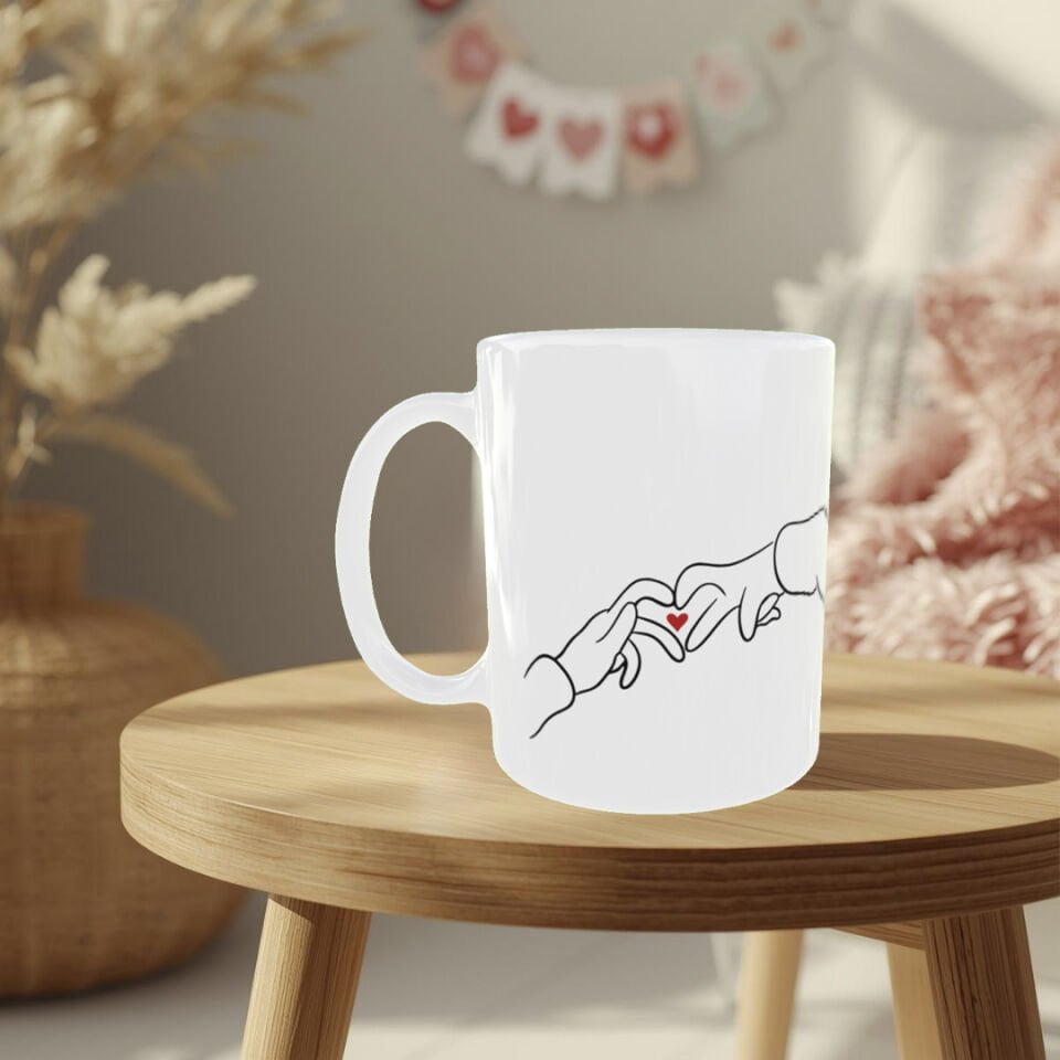 Sevgililer Günü Minimal Kalpli El Desenli Porselen Kupa